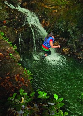 Hiker takes a dive off the Rampanalgas Waterfall